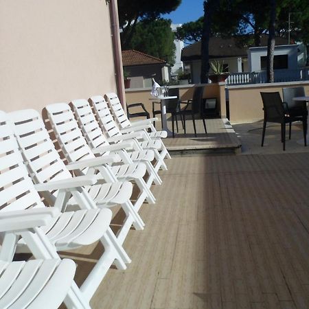 Hotel Clara Riccione Bagian luar foto