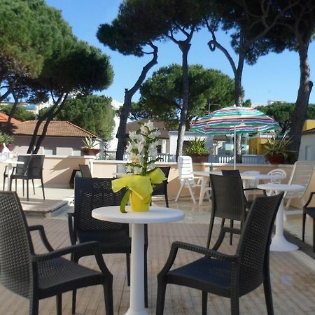 Hotel Clara Riccione Bagian luar foto