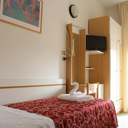 Hotel Clara Riccione Bagian luar foto