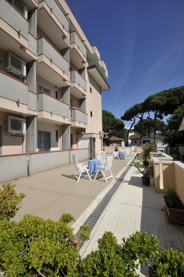 Hotel Clara Riccione Bagian luar foto
