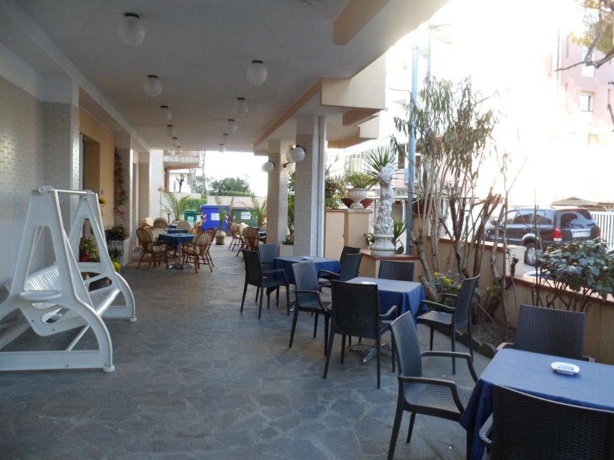 Hotel Clara Riccione Bagian luar foto