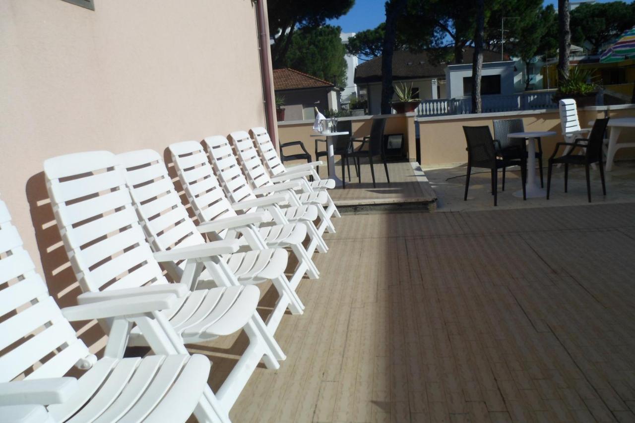 Hotel Clara Riccione Bagian luar foto