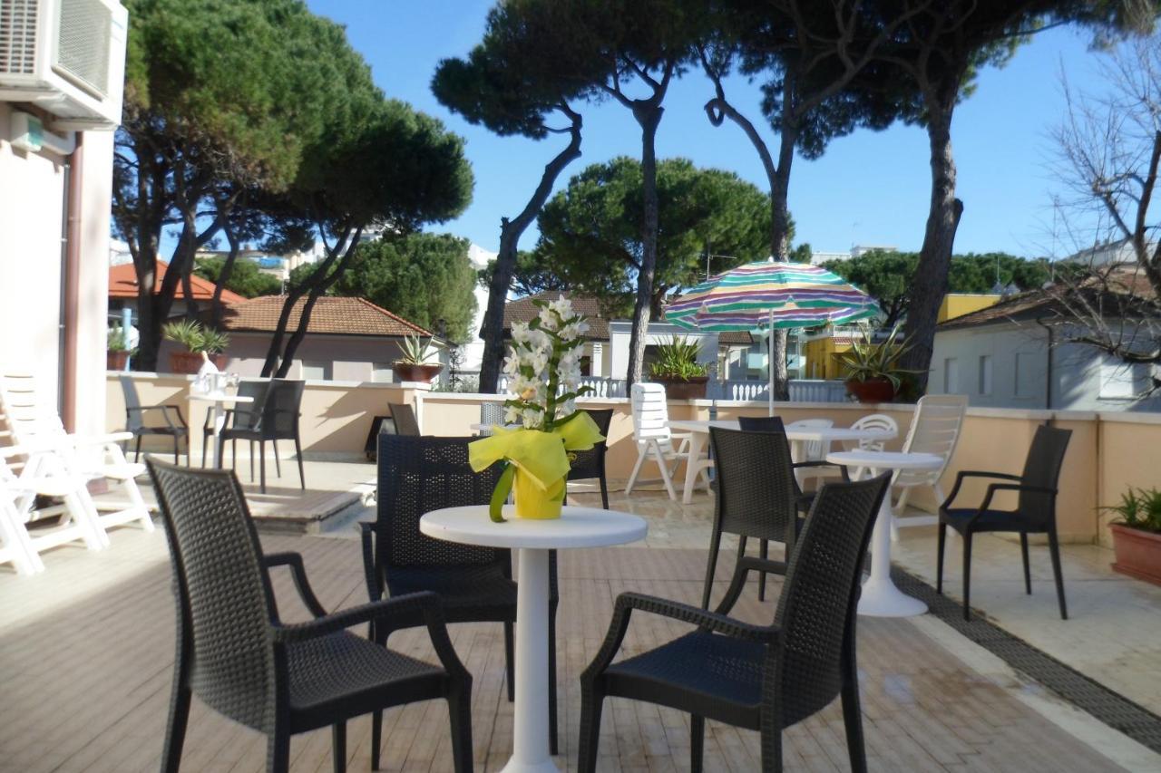 Hotel Clara Riccione Bagian luar foto