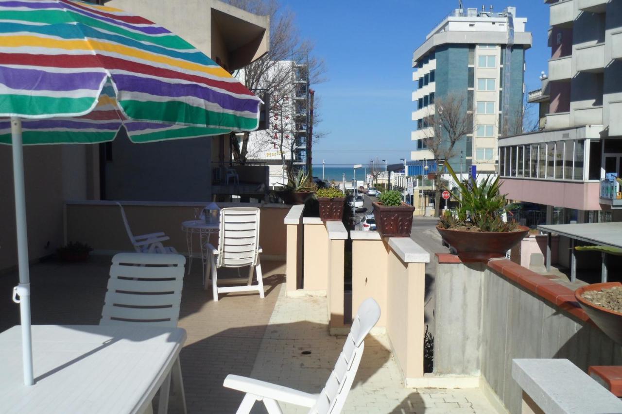 Hotel Clara Riccione Bagian luar foto