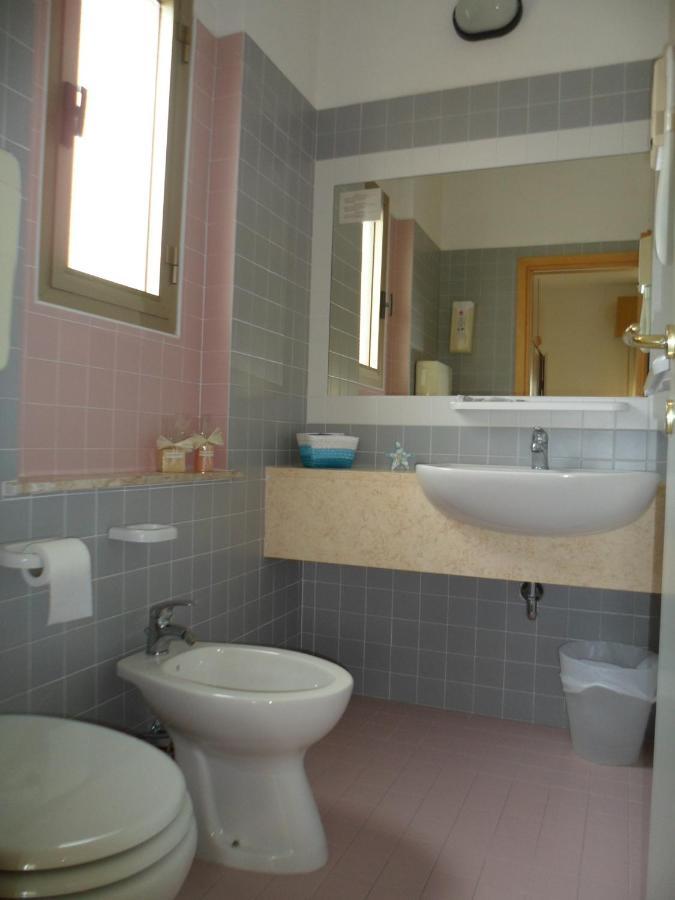 Hotel Clara Riccione Bagian luar foto