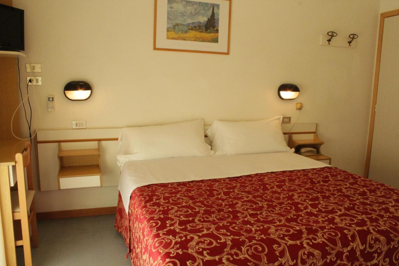 Hotel Clara Riccione Bagian luar foto