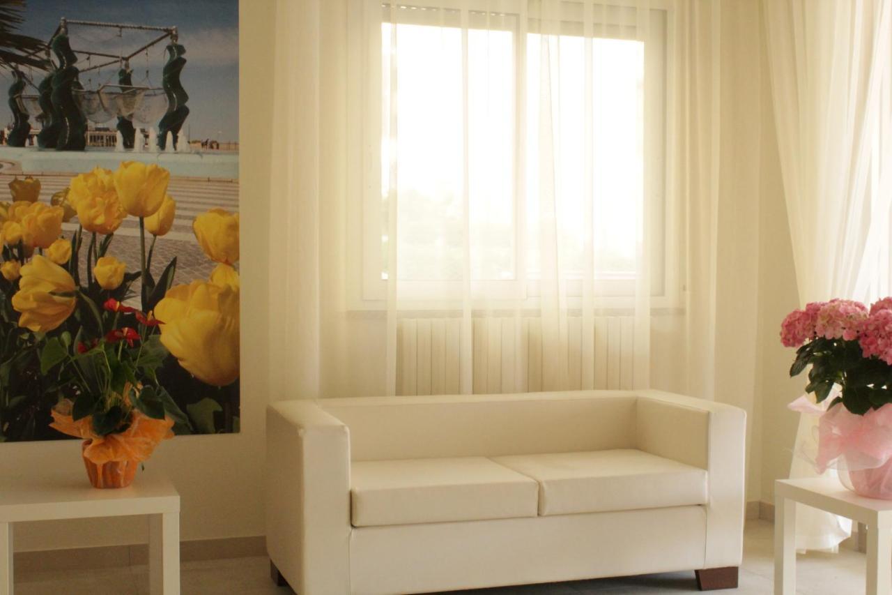 Hotel Clara Riccione Bagian luar foto