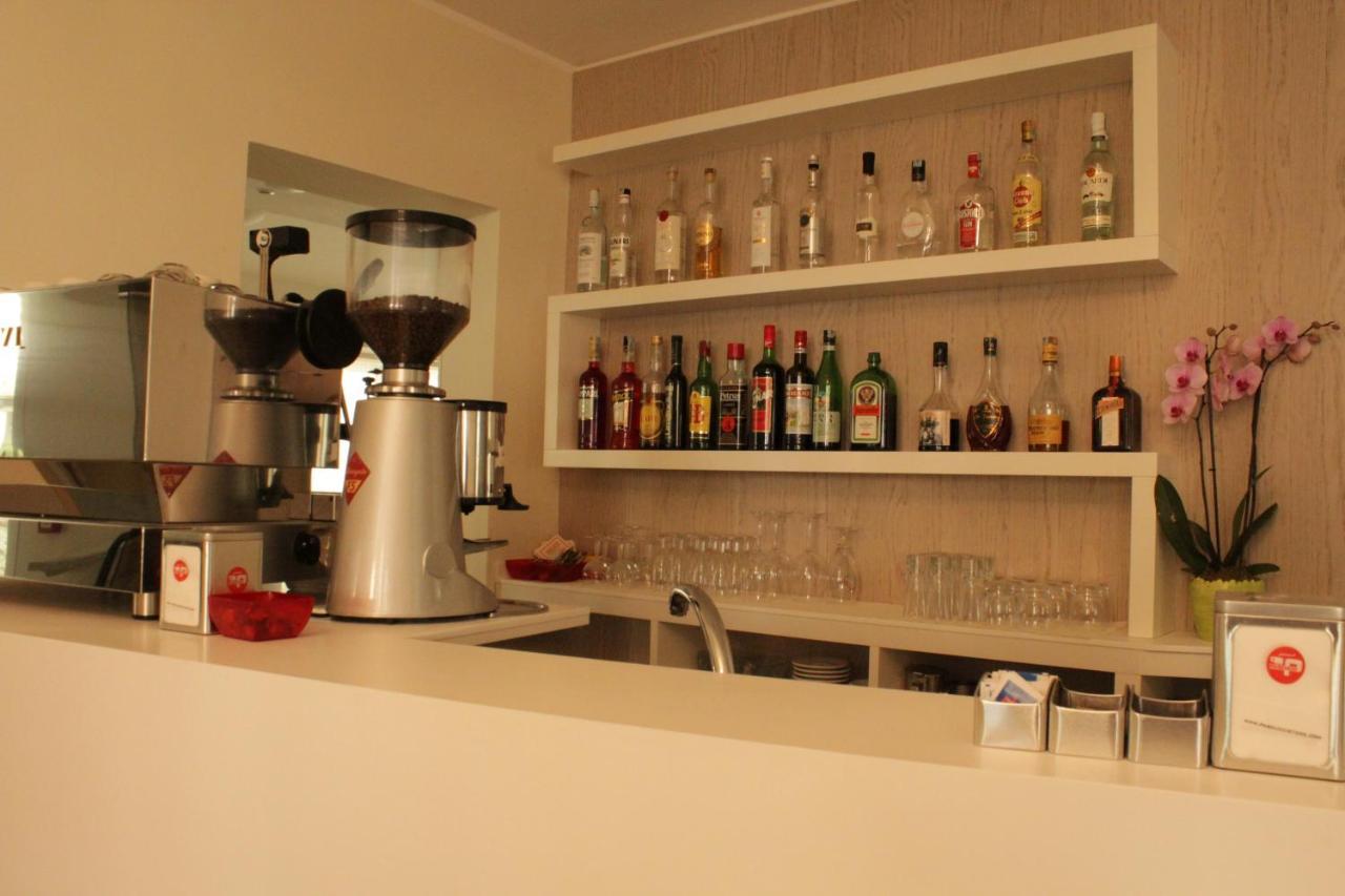 Hotel Clara Riccione Bagian luar foto