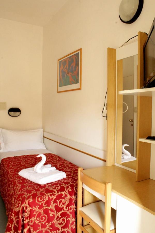 Hotel Clara Riccione Bagian luar foto
