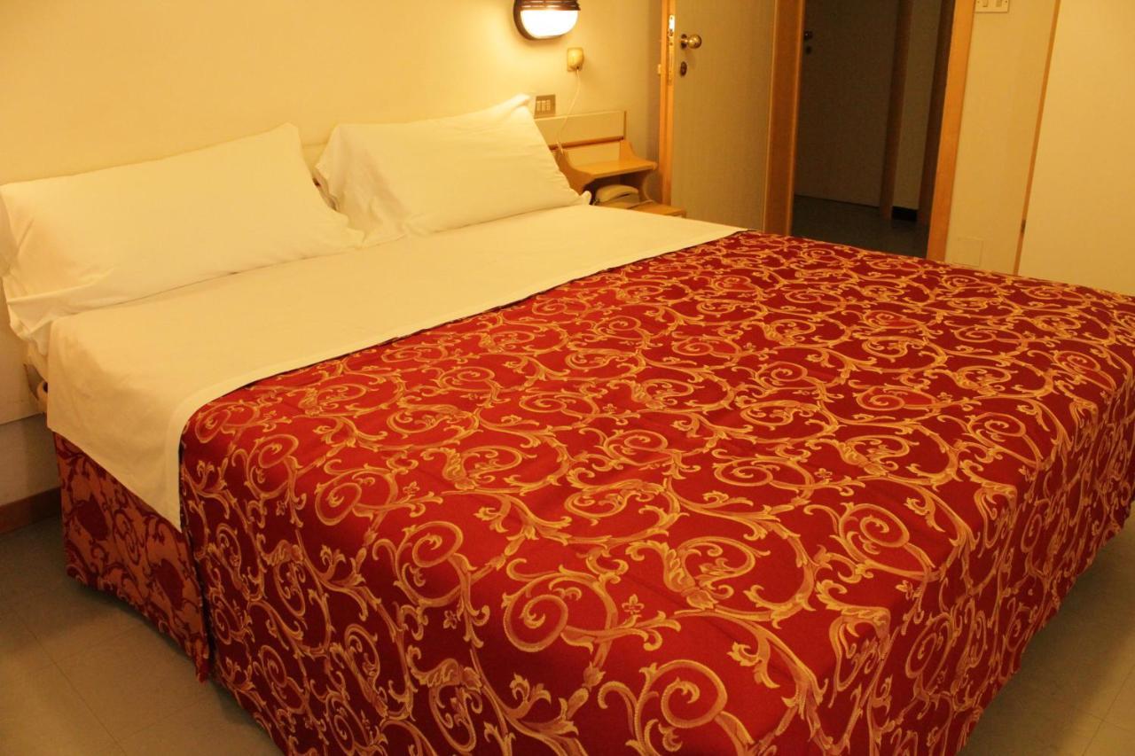 Hotel Clara Riccione Bagian luar foto