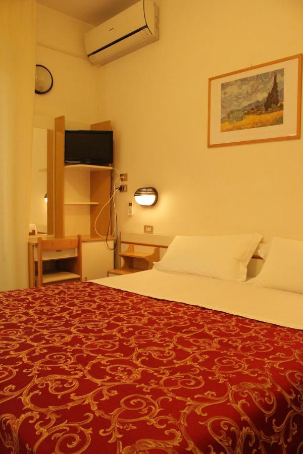 Hotel Clara Riccione Bagian luar foto