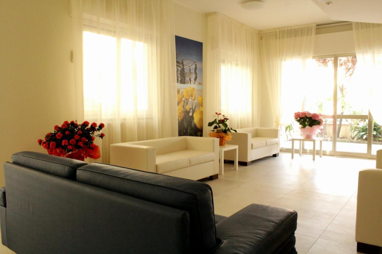 Hotel Clara Riccione Bagian luar foto