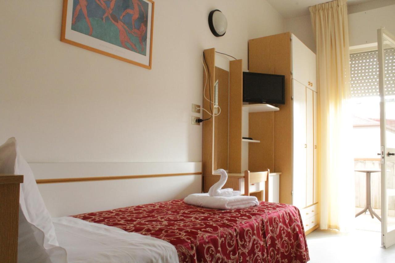 Hotel Clara Riccione Bagian luar foto