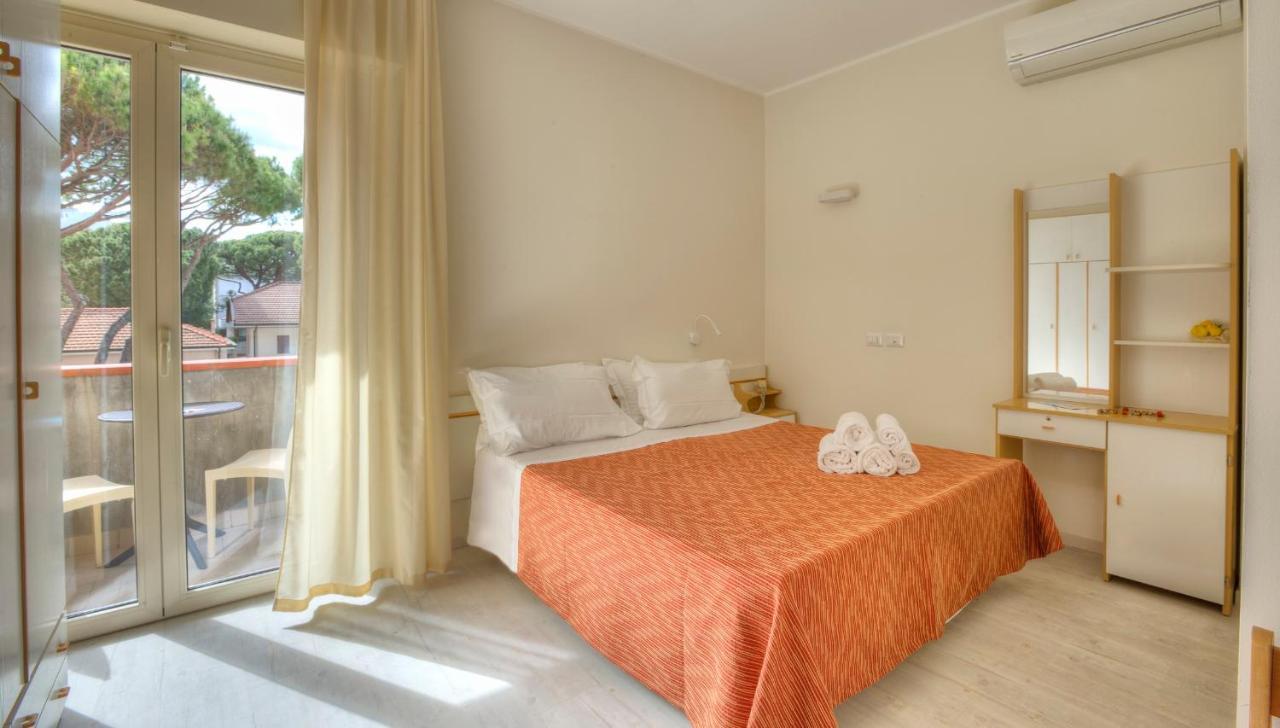 Hotel Clara Riccione Bagian luar foto