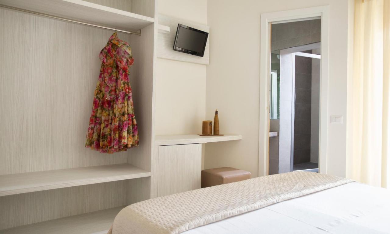 Hotel Clara Riccione Bagian luar foto