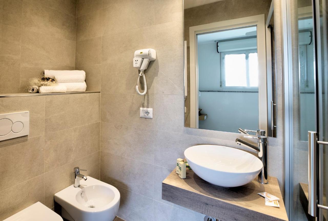 Hotel Clara Riccione Bagian luar foto