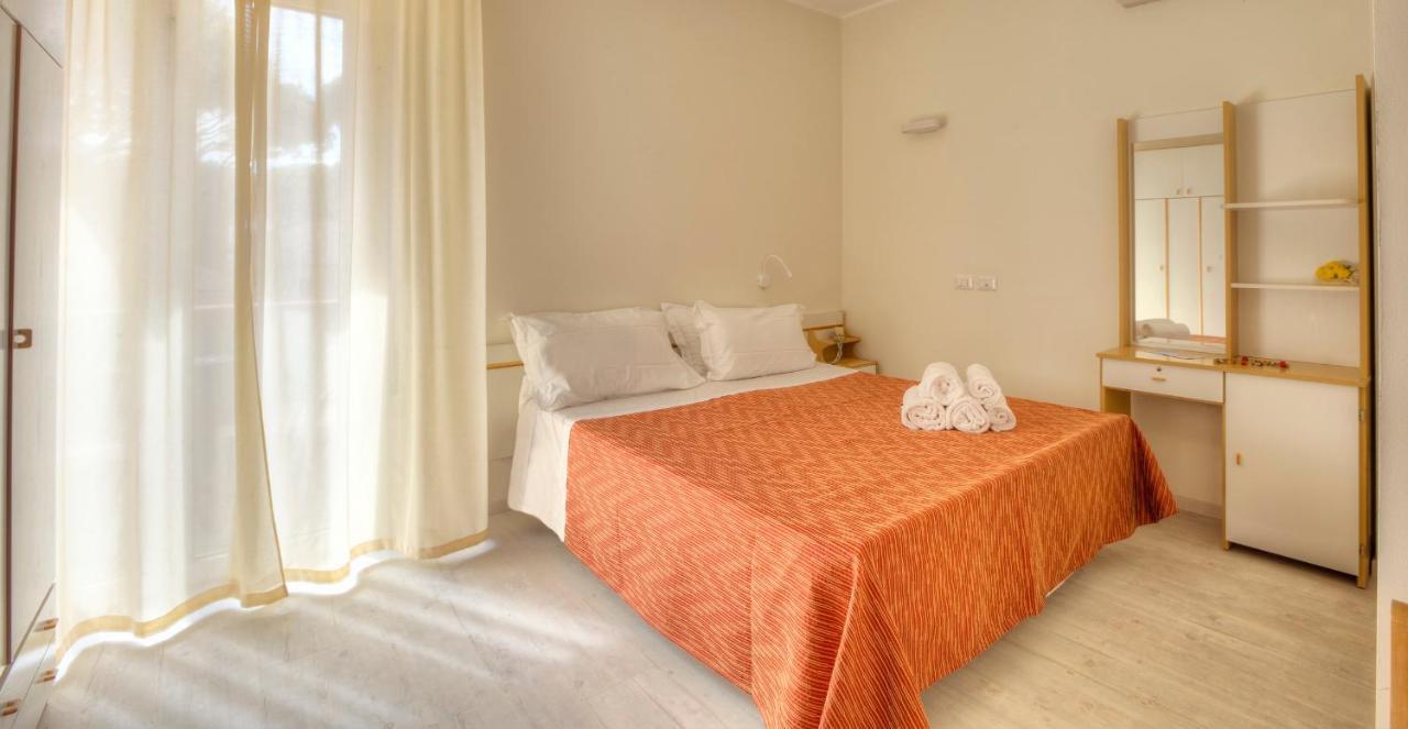 Hotel Clara Riccione Bagian luar foto