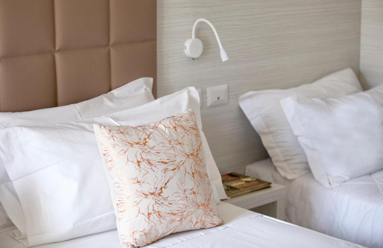 Hotel Clara Riccione Bagian luar foto