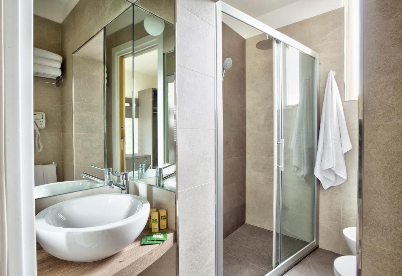 Hotel Clara Riccione Bagian luar foto
