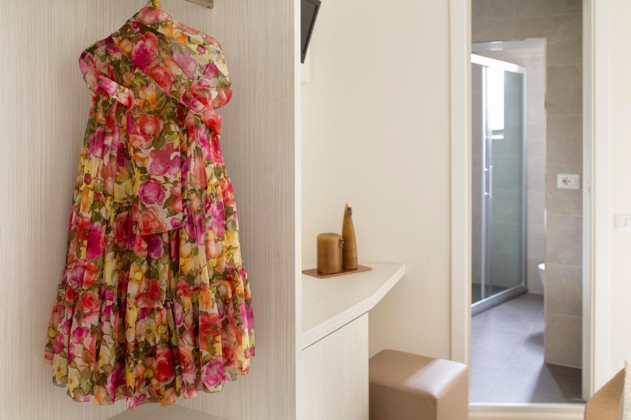 Hotel Clara Riccione Bagian luar foto