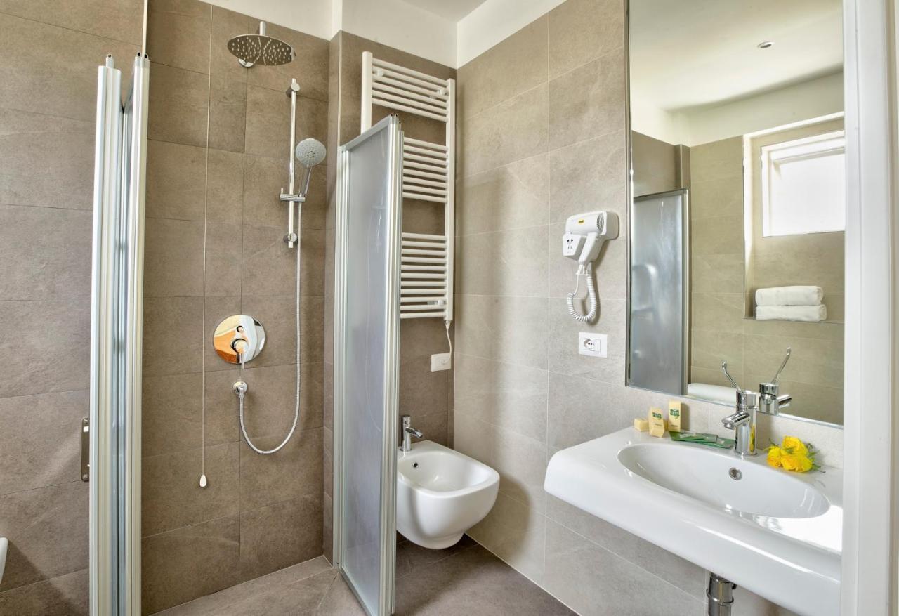 Hotel Clara Riccione Bagian luar foto
