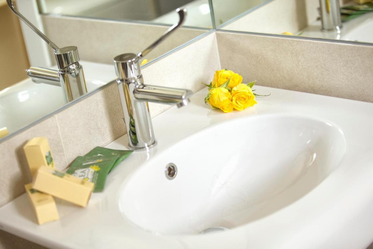 Hotel Clara Riccione Bagian luar foto