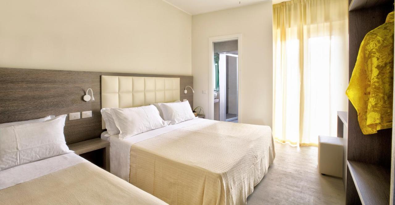 Hotel Clara Riccione Bagian luar foto