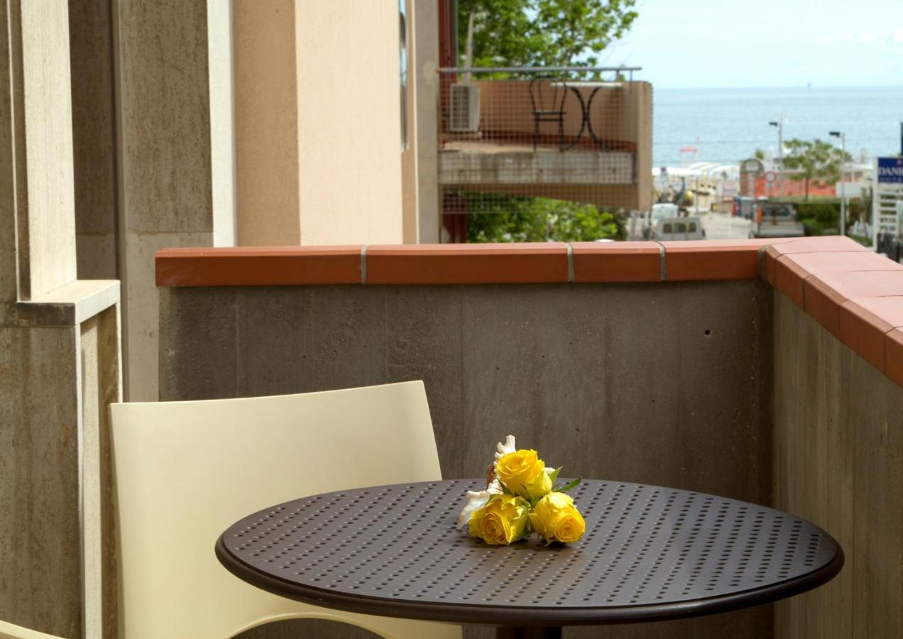 Hotel Clara Riccione Bagian luar foto
