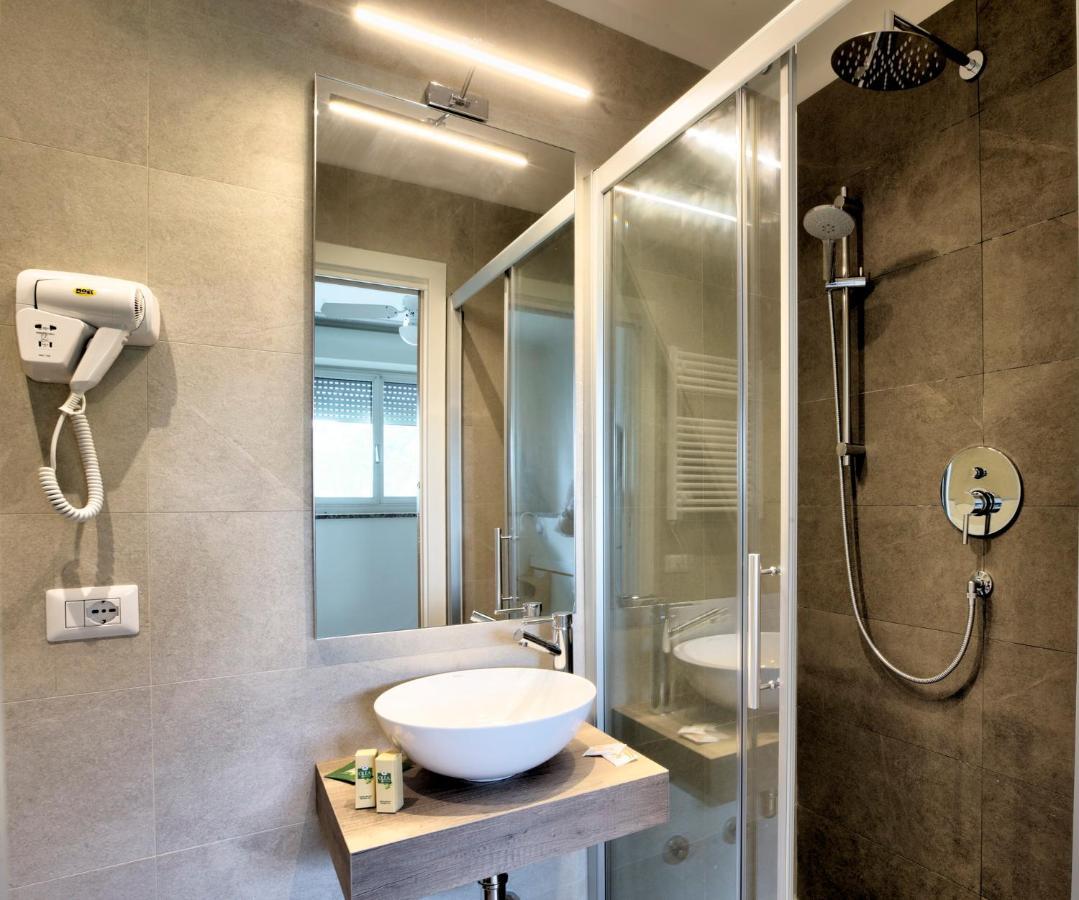 Hotel Clara Riccione Bagian luar foto