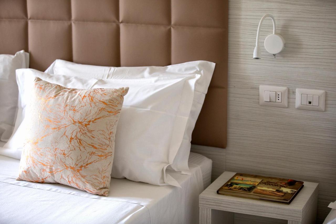 Hotel Clara Riccione Bagian luar foto