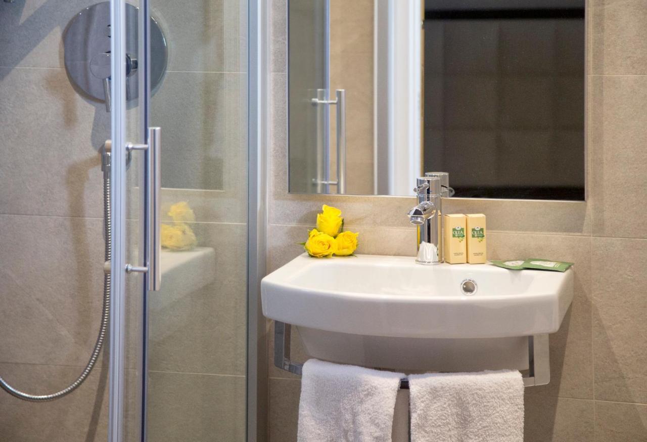 Hotel Clara Riccione Bagian luar foto